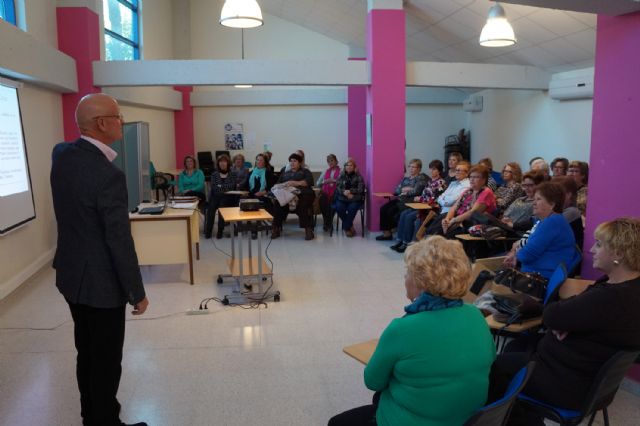 El alcalde torreño explica a la asociación de mujeres Isabel González la gestión de la calidad del Consistorio local - 3, Foto 3
