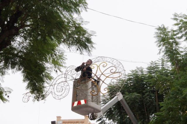 El Ayuntamiento inicia la instalación del alumbrado público de las fiestas patronales de Santa Eulalia y Navidad en las principales vías del centro, Foto 6