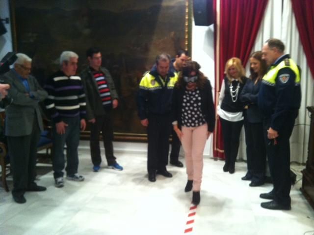 La Policía Local de Lorca extiende su programa de educación vial a Bachillerato con unas gafas de simulación de alcohol y un simulador de alcoholemia - 1, Foto 1