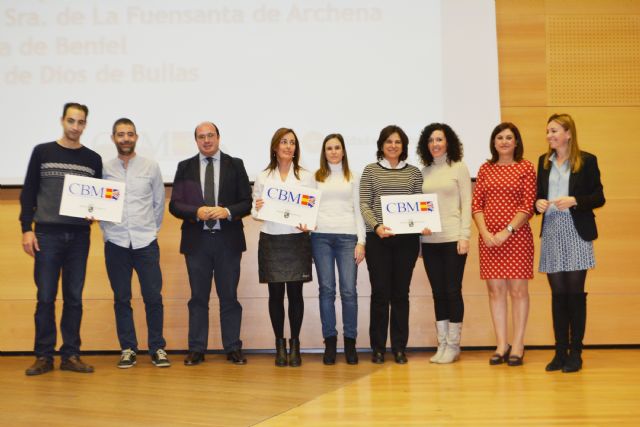 Los nuevos colegios bilinges de la localidad reciben las placas acreditativas por parte de la Consejera de Educacin, Foto 1