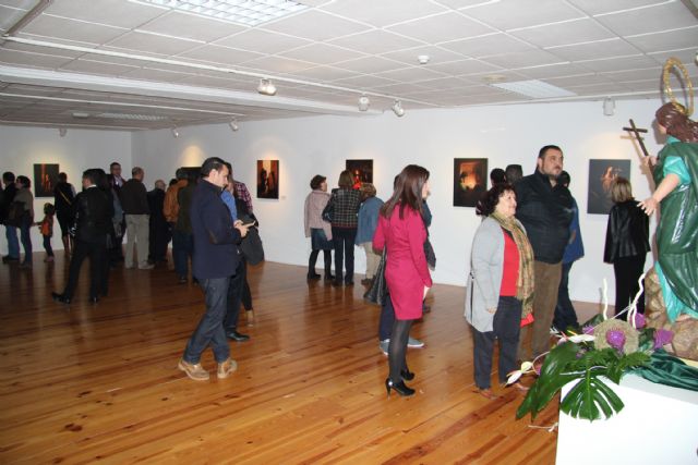 El Centro Cultural de Ceutí acoge una exposición fotográfica centrada en la relación entre Cristo y María Magdalena - 4, Foto 4