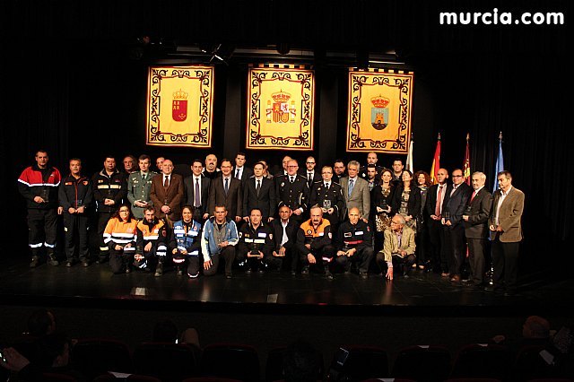 Más de 200 efectivos de la Región reciben el reconocimiento del Ayuntamiento de Bullas por su labor en el accidente de autobús - 1, Foto 1