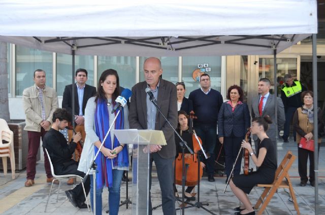 Decenas de personas guardaron un minuto de silencio por las víctimas de la violencia de género - 1, Foto 1