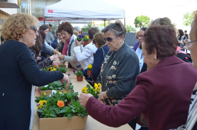Decenas de personas guardaron un minuto de silencio por las víctimas de la violencia de género - 2, Foto 2