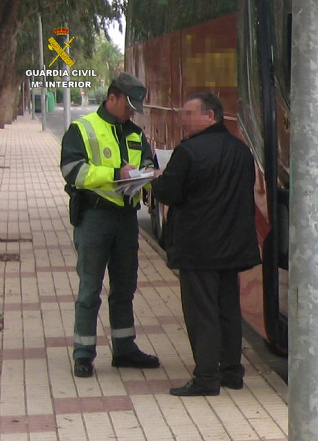 La Guardia Civil denuncia al conductor de un autobús de transporte escolar por duplicar la tasa máxima de alcoholemia - 1, Foto 1