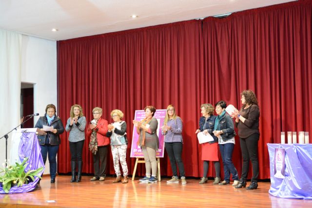 El Da Internacional contra la Violencia de Gnero concluye con una multitudinaria marcha por las calles de Alhama, Foto 1
