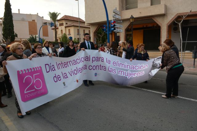 El Da Internacional contra la Violencia de Gnero concluye con una multitudinaria marcha por las calles de Alhama, Foto 2