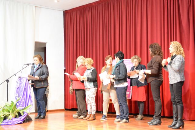 El Da Internacional contra la Violencia de Gnero concluye con una multitudinaria marcha por las calles de Alhama, Foto 3