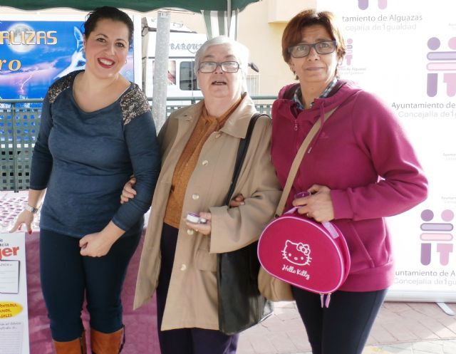 El Ayuntamiento de Alguazas entrega velas a los vecinos en recuerdo de las 45 víctimas de violencia de género en lo que va de año - 1, Foto 1