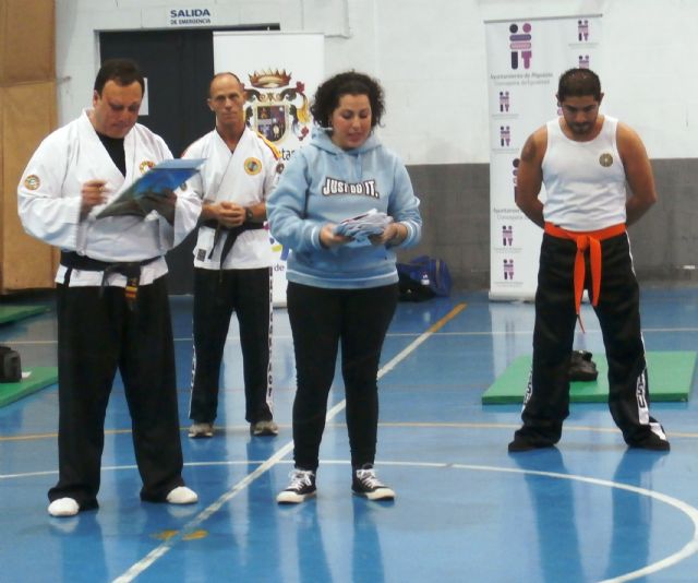 Las mujeres de Alguazas reivindican con una master class de defensa personal la lucha contra la violencia de género - 4, Foto 4