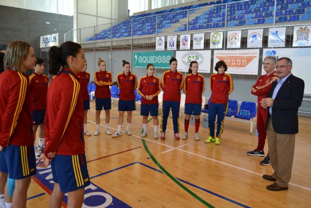 El alcalde mantiene un encuentro con la selección española femenina de fútbol sala que está concentrada en Águilas - 1, Foto 1