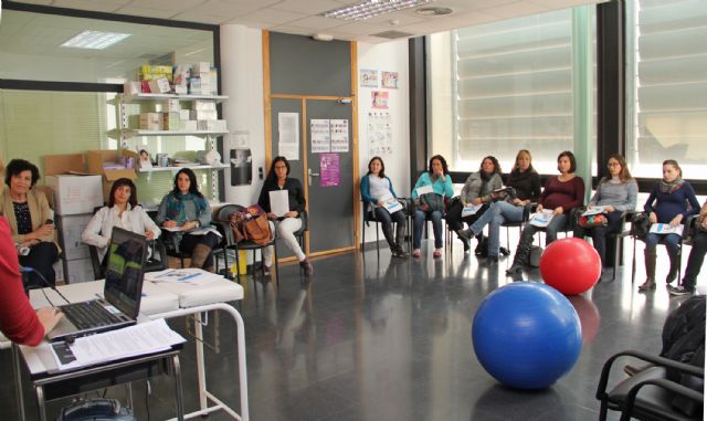 Las mujeres embarazadas de Puerto Lumbreras reciben clases de Educación Vial - 1, Foto 1