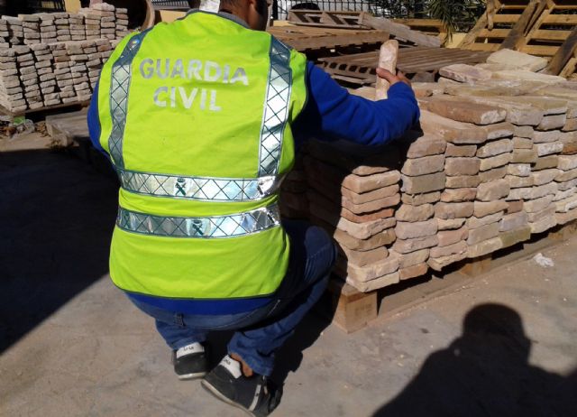 La Guardia Civil detiene a una decena de personas por la sustracción de materiales declarados como BIC - 2, Foto 2