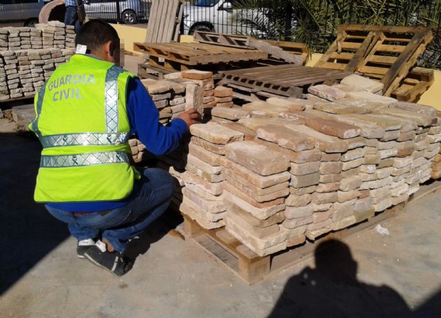 La Guardia Civil detiene a una decena de personas por la sustracción de materiales declarados como BIC - 3, Foto 3