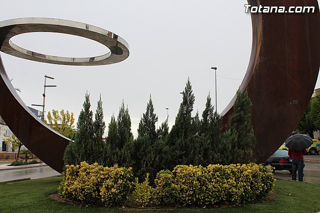 Totana dedica la rotonda existente junto a la rambla de Las Peras, en la avenida Juan Carlos I, al ex presidente del Gobierno 