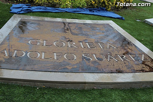 Totana dedica la rotonda existente junto a la rambla de Las Peras, en la avenida Juan Carlos I, al ex presidente del Gobierno 