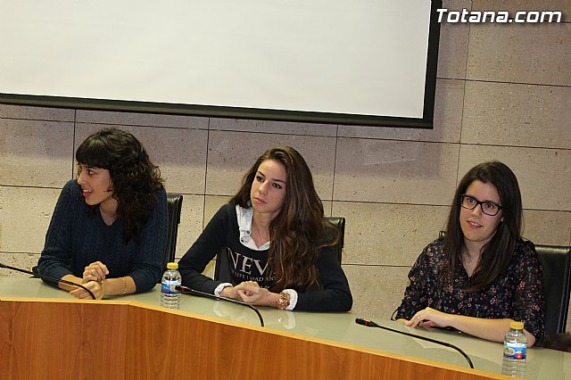 Ocho estudiantes de la Universidad de Murcia firman un convenio de colaboracin - 1