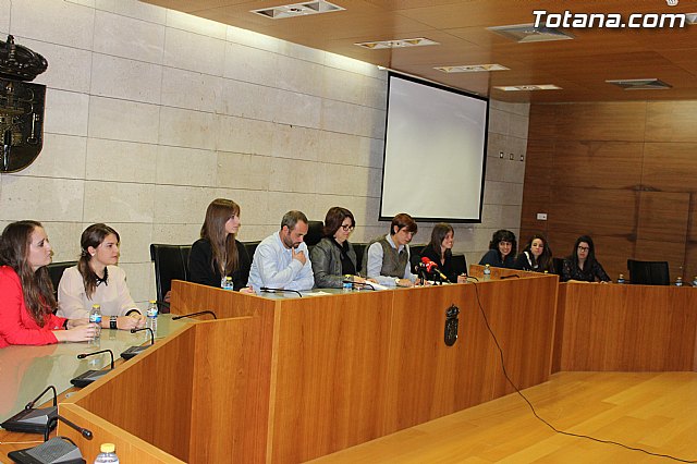 Ocho estudiantes de la Universidad de Murcia firman un convenio de colaboracin - 6