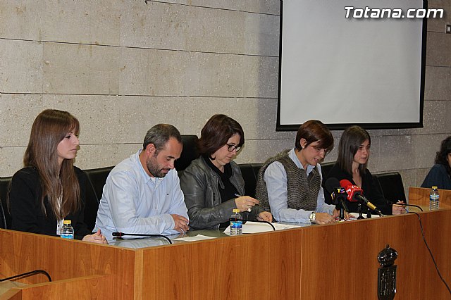 Ocho estudiantes de la Universidad de Murcia firman un convenio de colaboracin - 7