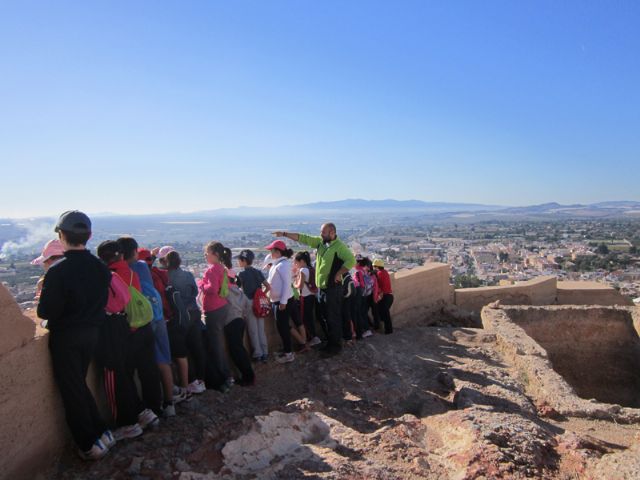 Varios colegios e institutos visitan el Museo Arqueolgico Los Baños y la fortaleza del Castillo, Foto 5