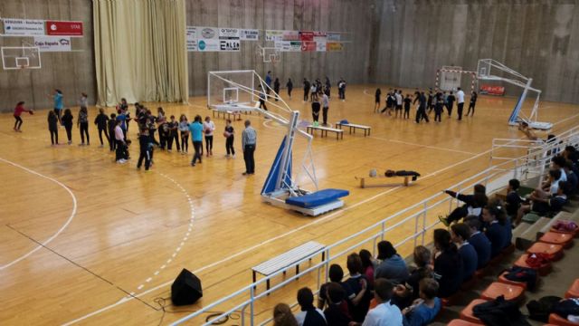 Alumnos de Maristas echan unas canastas con el UPCT Basket Cartagena - 1, Foto 1