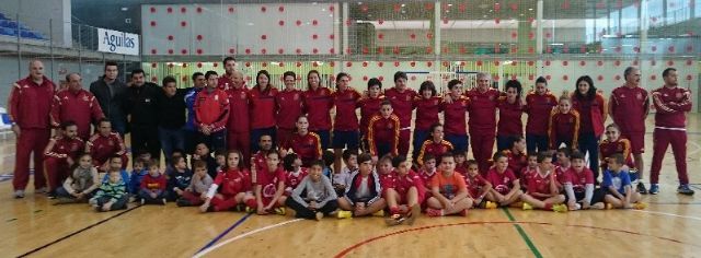 La escuela de fútbol sala de Águilas visita a las jugadoras de la selección española femenina - 1, Foto 1
