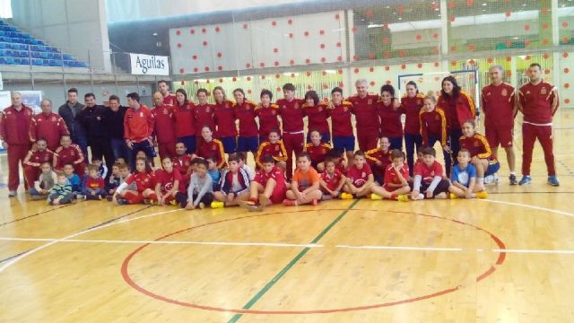 La escuela de fútbol sala de Águilas visita a las jugadoras de la selección española femenina - 2, Foto 2