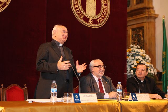 Moseñor Paglia: La familia es una institución única para crear una sociedad sólida - 1, Foto 1