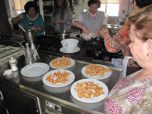 Cuarenta mayores en el taller de Dulces Navideños - 1, Foto 1