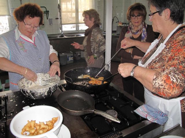 Cuarenta mayores en el taller de Dulces Navideños - 2, Foto 2