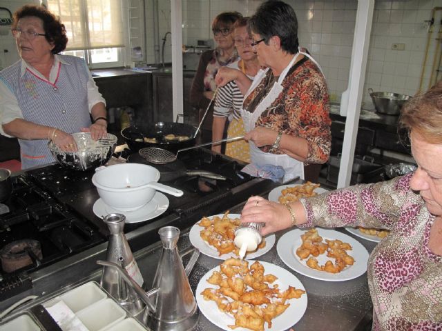 Cuarenta mayores en el taller de Dulces Navideños - 3, Foto 3