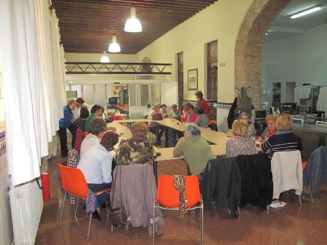 Cuarenta mayores en el taller de Dulces Navideños - 4, Foto 4