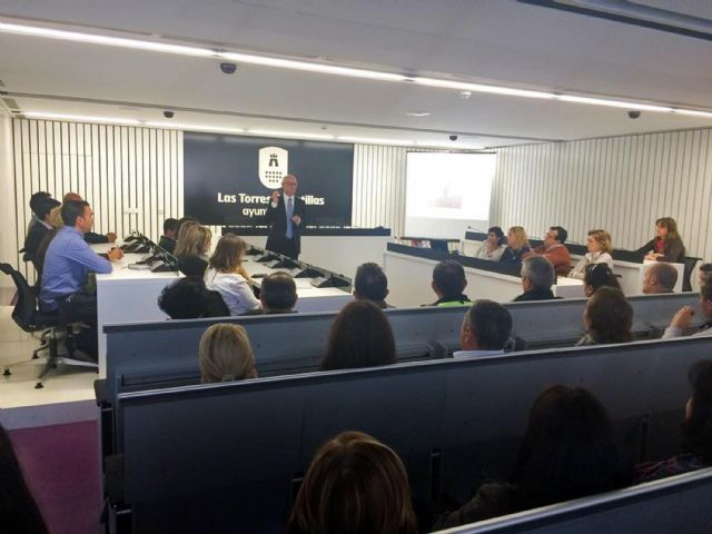 Los funcionarios y empleados municipales torreños conocen los Presupuestos 2015 de mano del alcalde - 1, Foto 1