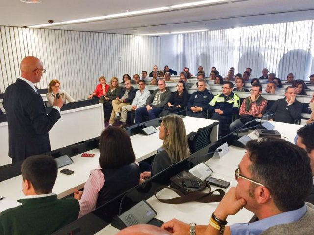 Los funcionarios y empleados municipales torreños conocen los Presupuestos 2015 de mano del alcalde - 2, Foto 2