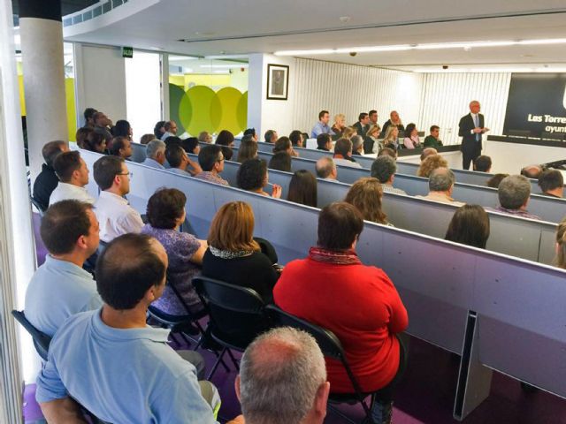 Los funcionarios y empleados municipales torreños conocen los Presupuestos 2015 de mano del alcalde - 3, Foto 3