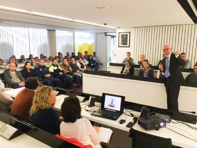 Los funcionarios y empleados municipales torreños conocen los Presupuestos 2015 de mano del alcalde - 4, Foto 4