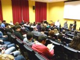 Encuentro de estudiantes en la UMU con el nmero dos del PSOE