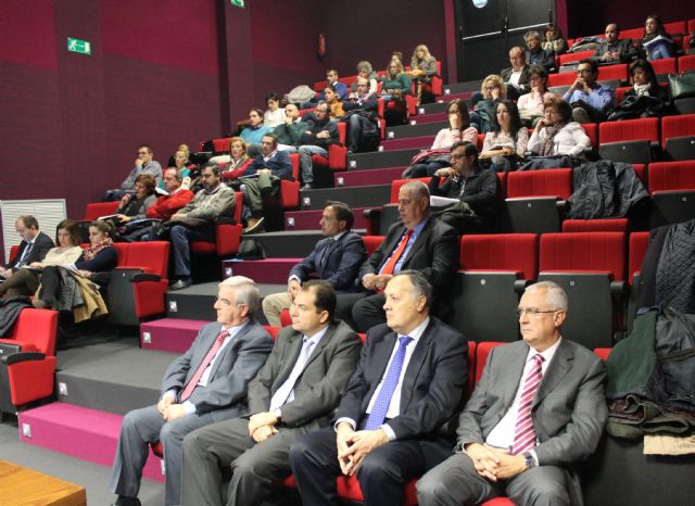 El alcalde clausura la sesión informativa realizada en Jumilla por Ibermutuamur con más de medio centenar de profesionales del área laboral - 1, Foto 1