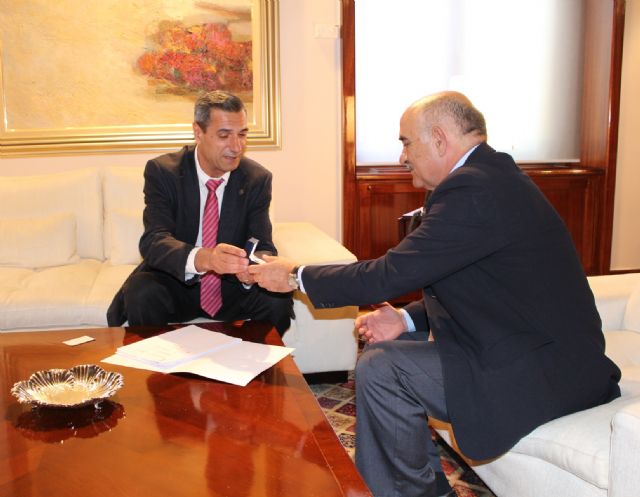 El jefe del Ejecutivo murciano recibe al decano de la Facultad de Química de la Universidad de Murcia - 2, Foto 2