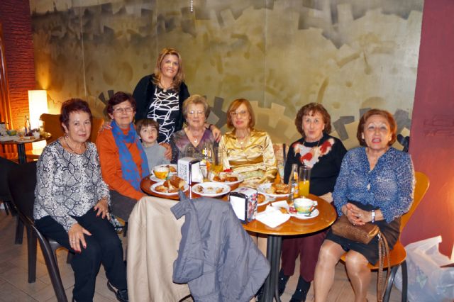 La asociación de mujeres Isabel González presentó su calendario 2015 en su tradicional degustación de dulces navideños - 4, Foto 4