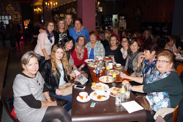 La asociación de mujeres Isabel González presentó su calendario 2015 en su tradicional degustación de dulces navideños - 5, Foto 5