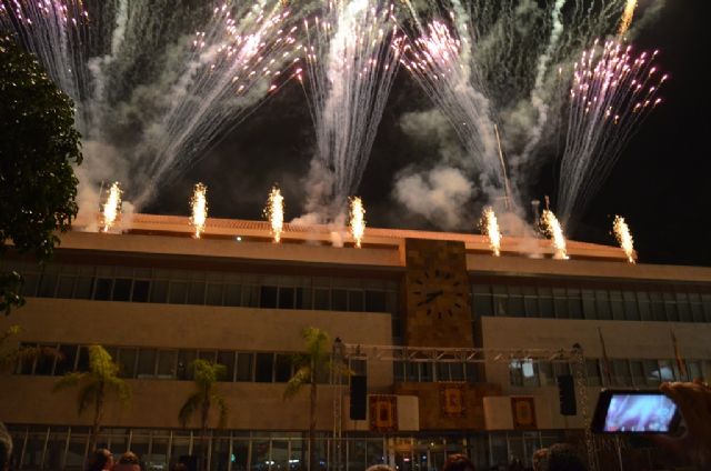 Música y fuegos artificiales para recibir al Patrón en la procesión del día grande de las fiestas - 1, Foto 1
