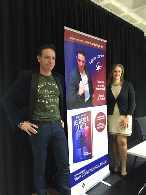 Espíritu González, el policía que corre maratones, presenta su segundo libro “Del sueño a la meta” - 2, Foto 2