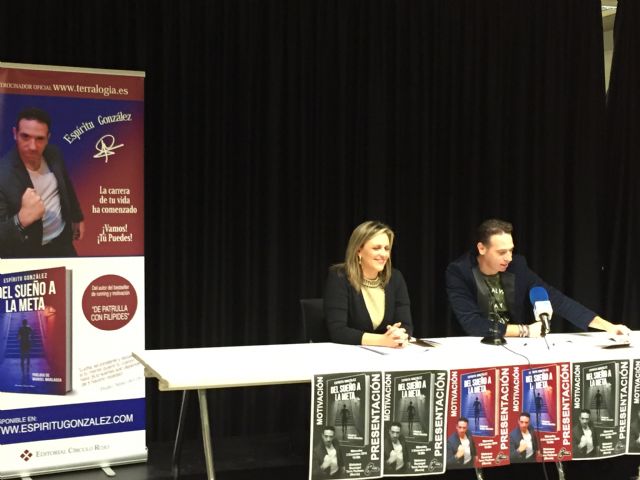 Espíritu González, el policía que corre maratones, presenta su segundo libro “Del sueño a la meta” - 3, Foto 3