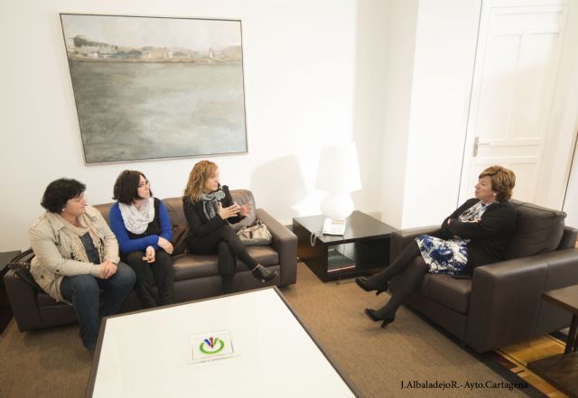 La alcaldesa recibe a la nueva directiva de APANDA - 1, Foto 1