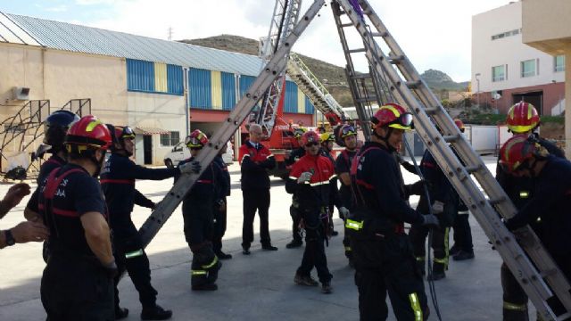 Los Bomberos de Cartagena aprenden técnicas de rescate vertical - 1, Foto 1