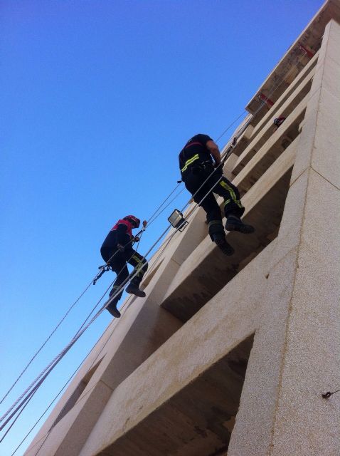 Los Bomberos de Cartagena aprenden técnicas de rescate vertical - 2, Foto 2