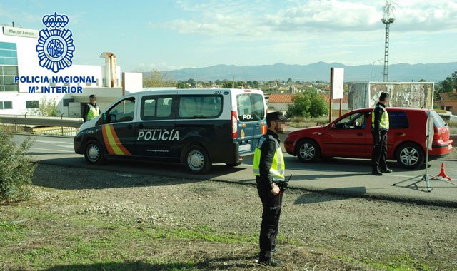 La Policía Nacional ha detenido a tres personas en un periodo de diez días en controles policiales realizados en la vía pública - 1, Foto 1