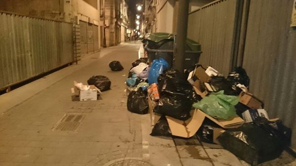 SPCT denuncia que la Calle Cuatro Santos lleva todo el puente llena de basura - 1, Foto 1