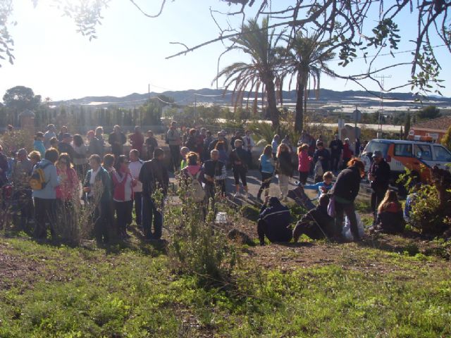 Cerca de un centenar de personas participan en la Caminata Popular, Foto 8